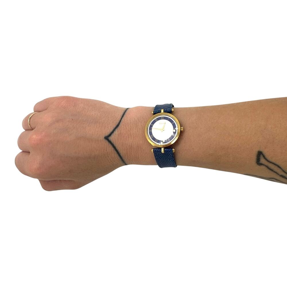 Gucci Vintage Sherry Line 2000L Watch - Picture 2 of 16